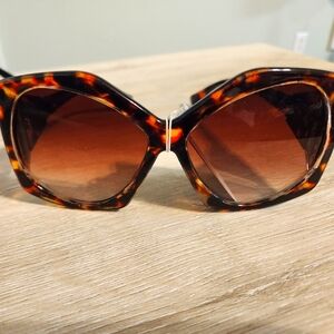Chic Tortoiseshell Sunglasses